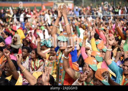 Guwahati, Assam, India. 4 gennaio, 2020. Bharatiya Janata Party (BJP) sostenitori si riuniscono per la parte del livello dello stand il presidente e i rappresentanti eletti di soddisfare come essi supportano Indian nuova legge sulla cittadinanza, di Guwahati. Credito: David Talukdar/ZUMA filo/Alamy Live News Foto Stock