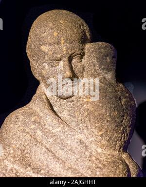 Visita di apertura della mostra "Osiride, dell'Egitto Sunken misteri". Dettaglio di una statua di un uomo, probabilmente un sacerdote di Osiride, portante un vaso canopi. Foto Stock