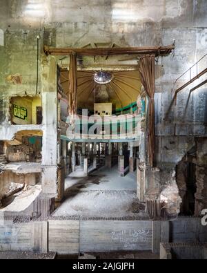 Lo stadio principale del Gran Teatro di Beirut o "Le Grand Theatre des Milles et une Nuits', un edificio abbandonato a Beirut Central District, Libano Foto Stock