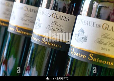 Bottiglie di Coteaux de Glanes. Un bel vino rosso dal sud-ovest della Francia. I vigneti sono vicini alla valle della Dordogna Foto Stock