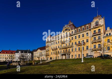 Marianske Lazne, Repubblica Ceca - 1 Gennaio 2020: Vista di hotel abbandonato Kavkaz, in precedenza chiamato Hotel Weimar, permanente sulla piazza Goethe sulla giornata di sole. Foto Stock