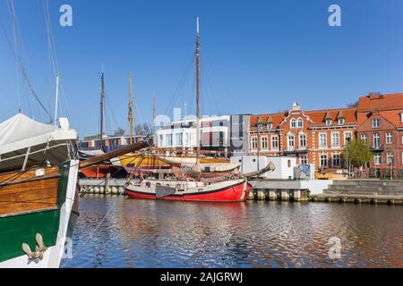Vecchia barca a vela in legno le navi nel porto di Greifswald, Germania Foto Stock