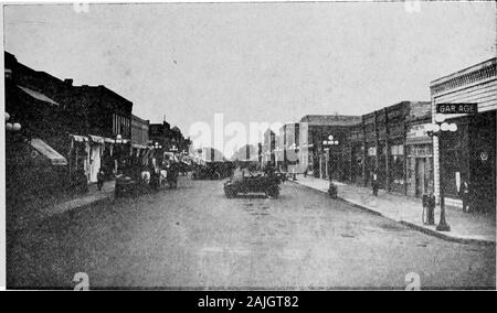 La storia di Nemaha County, Kansas . g quattro piedi e 8 pollici di altezza,lei era più ampio che ella era alto, contrastanti con George gancio, WillAlderfer e molti altri residenti che sono quasi sette metri di altezza andnot così ampia. La sig.ra Redline è stato riconosciuto il più pesante della donna nel mondo. 98 STORIA DELLA CONTEA DI NEMAHA 99 Questo è una buona località per malati anche. F. A. Gue è venuto heremany anni fa, completamente indifesi. Egli ha preso il trattamento a Sycamoresprings e indurito di un lato e poi ha preso il trattamento a Sun le molle, a pochi chilometri di distanza, e indurito l'altro lato, e lui è oggi una sostanziosa andvigorous l'uomo. Foto Stock