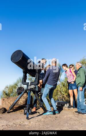 Osservando il sole attraverso un sol searcher telescopio solare a fianco di un dodici pollici Meade LX200R, in Masca, Tenerife, Isole Canarie, Spagna Foto Stock