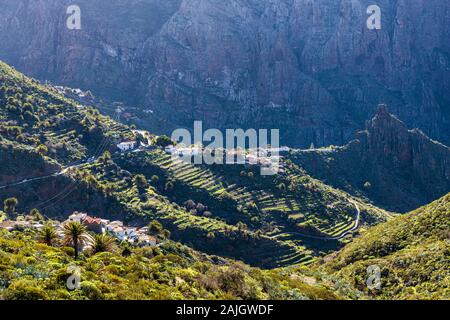 Affacciato sul villaggio di Masca e barranco, gorge, dal Mirador de Hilda, punto di vista, Tenerife, Isole Canarie, Spagna Foto Stock