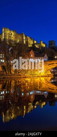 Una vista al tramonto del castello di Durham e la Cattedrale di Durham illuminata e riflessa nel fiume usura, Durham City, nella contea di Durham, England, Regno Unito Foto Stock