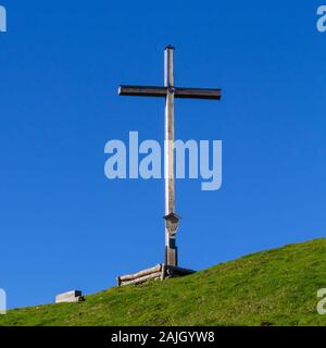 Croce di vetta del Monte Rauheck, 1590 m nelle Prealpi bavaresi, situato nei pressi di Ohlstadt, Alta Baviera, Germania. Europa Foto Stock
