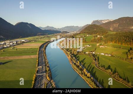 Vista aerea dell'autostrada Interstate road con fast il traffico in movimento vicino al grande fiume nelle Alpi Foto Stock