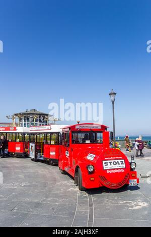 Treno turistico nel centro di Binz sull isola di Rügen, Germania Foto Stock