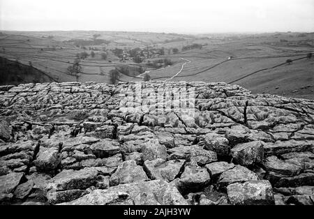 Il famoso marciapiede di calcare sopra Malham Cove, Yorkshire Dales, Inghilterra, Regno Unito. Film in bianco e nero fotografia, circa 1992 Foto Stock