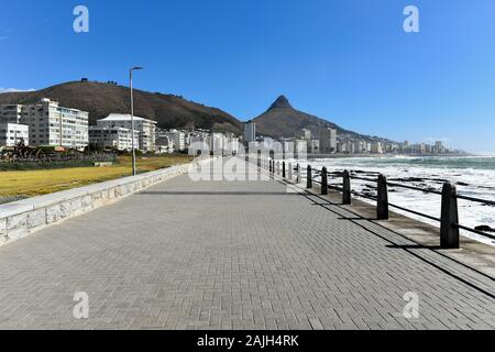 Sea Point Promenade è una destinazione popolare a Città del Capo, Sud Africa Foto Stock