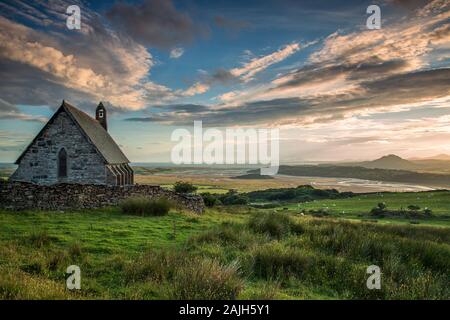 St Tecwyn la Chiesa è pensato per essere medieval in origine. Un undicesimo secolo pietra incisa è incorporato nella chiesa attuale edificio. Il insc Foto Stock