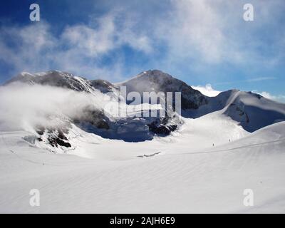 Il Lyskamm orientale sulla destra e le montagne del Lyskamm occidentale sulla sinistra visto dal monte Felik. Alpinisti. Il Gruppo Monte Rosa. Alpi Foto Stock