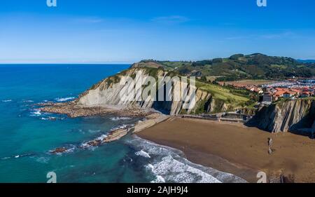 Vista aerea di formazioni rocciose a Zumaia o Spiaggia di Itzurun in Spagna Foto Stock