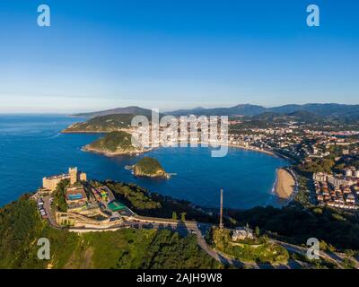 Vista aerea di La Concha Bay in San Sebastian città costiera, Spagna Foto Stock