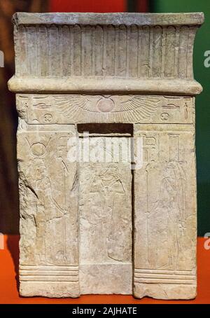 Foto scattata durante la visita di apertura della mostra "Osiris, i misteri sommersi dell'Egitto". Stele in forma di una facciata del tempio. Foto Stock