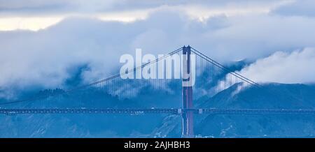 Golden Gate contro Foggy Colline Foto Stock