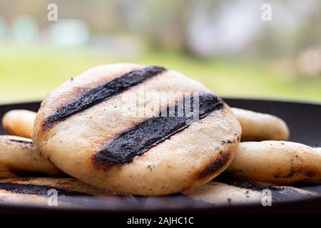 Arepas, tipica venezuelana e cibo colombiano. Foto Stock