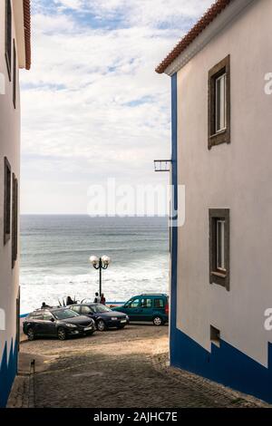 Splendido angolo con vista mare in strade di Ericeira, 45 minuti da Lisbona, con le tradizionali case bianche con strisce blu Foto Stock