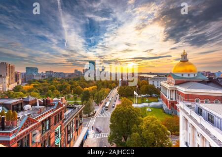 Boston, Massachusetts, USA cityscape con la casa di stato al tramonto. Foto Stock