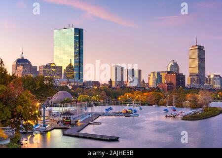 Boston, Massachusetts, USA skyline sul fiume Charles all'alba. Foto Stock