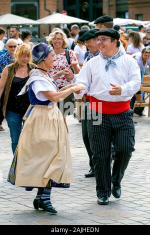 Ballerini Folk in costumi tradizionali, Place du Capitole Square, Toulouse, Haute-Garonne, Francia, Europa Foto Stock