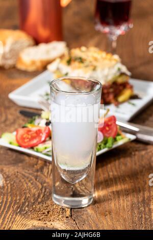 Insalata greca con la moussaka su legno Foto Stock