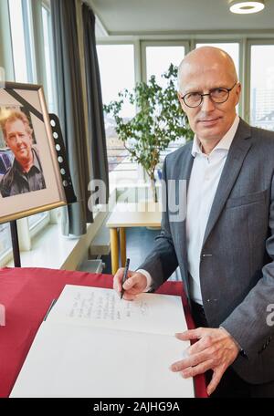 Amburgo, Germania. 04 gen, 2020. Peter Tschenscher (SPD), primo sindaco di Amburgo, firma il libro di condoglianze della polizia per attore Jan Fedder in Davidwache. Il commissario onorario della polizia di Amburgo era morto il 30 dicembre. Credito: Georg Wendt/dpa/Alamy Live News Foto Stock