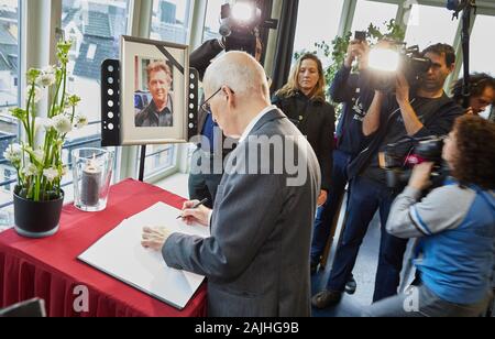 Amburgo, Germania. 04 gen, 2020. Peter Tschenscher (SPD), primo sindaco di Amburgo, firma il libro di condoglianze della polizia per attore Jan Fedder in Davidwache. Il commissario onorario della polizia di Amburgo era morto il 30 dicembre. Credito: Georg Wendt/dpa/Alamy Live News Foto Stock