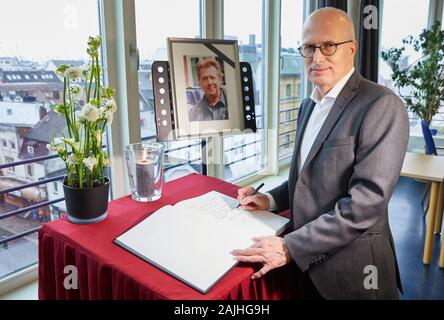 Amburgo, Germania. 04 gen, 2020. Peter Tschenscher (SPD), primo sindaco di Amburgo, firma il libro di condoglianze della polizia per attore Jan Fedder in Davidwache. Il commissario onorario della polizia di Amburgo era morto il 30 dicembre. Credito: Georg Wendt/dpa/Alamy Live News Foto Stock