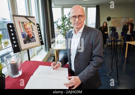 Amburgo, Germania. 04 gen, 2020. Peter Tschenscher (SPD), primo sindaco di Amburgo, firma il libro di condoglianze della polizia per attore Jan Fedder in Davidwache. Il commissario onorario della polizia di Amburgo era morto il 30 dicembre. Credito: Georg Wendt/dpa/Alamy Live News Foto Stock