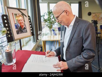 Amburgo, Germania. 04 gen, 2020. Peter Tschenscher (SPD), primo sindaco di Amburgo, firma il libro di condoglianze della polizia per attore Jan Fedder in Davidwache. Il commissario onorario della polizia di Amburgo era morto il 30 dicembre. Credito: Georg Wendt/dpa/Alamy Live News Foto Stock