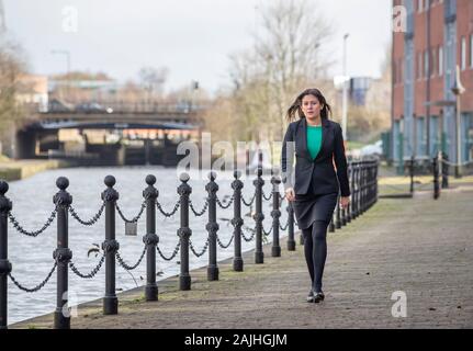 Lisa Nandy lancia la sua campagna per la leadership laburista accanto al Leeds e Liverpool Canal a Wigan. Foto Stock