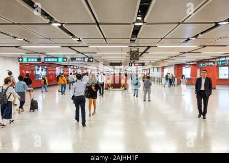 Hong Kong Cina - Novembre 2019: la gente camminare all'interno centrale stazione MTR / metropolitana stazione ferroviaria in HongKong Foto Stock