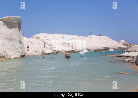 Sarakiniko Beach, Isola di Milos, Cicladi Gruppo, Grecia Foto Stock