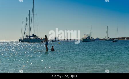 surf. silhouette felice per la famiglia sul paddleboard. concetto di famiglia, sport e divertimento Foto Stock