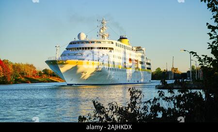 Raro avvistamento di una nave da crociera di lusso chiamata MS Hamburg nelle acque del canale Welland che collega il Lago Ontario con il Lago Erie. Foto Stock