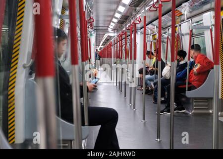 Hong Kong Cina - Novembre 2019: all'interno del treno della metropolitana MTR / treno della metropolitana di Hong Kong Foto Stock