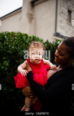 African American Step Sister, che tiene una sorella biraciale Foto Stock