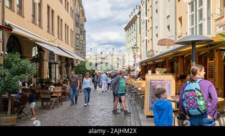 Strada acciottolata piena di turisti e amanti dello shopping, con cibo e vino in offerta sulla via Munsgasse che conduce fino al fiume Elba, Foto Stock