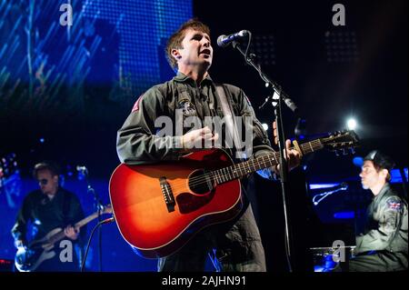 Milano, 18 marzo 2014, concerto dal vivo di James Blunt ,sbarco sulla Luna World Tour,presso il Mediolanum Forum Assago: James Blunt durante il concerto Foto Stock