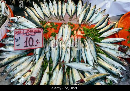 Pesce fresco al mercato, Kemeralti, Izmir, Turchia Foto Stock