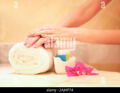 Concetto di manicure. Cura delle mani presso il centro termale. Bella donna con le mani manicure perfetta in un salone di bellezza. Foto Stock