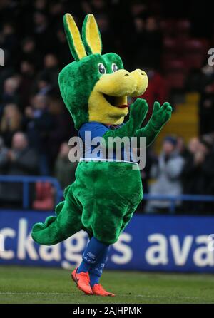 Rochdale mascotte Desmond il drago celebra il risultato durante la FA Cup terzo turno corrisponde all'olio di corona Arena, Rochdale. Foto Stock