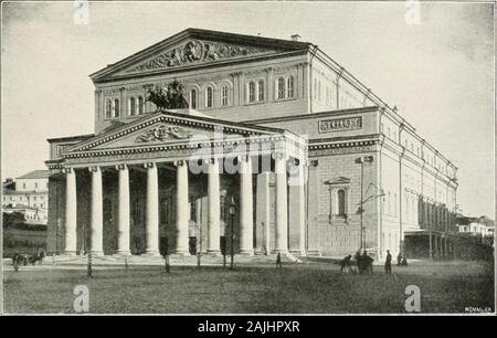 Moscou . pporté à monumento ce en 1897. (Voir p. 70.) La rue qui fait suite à la Tverskaïa atteint la seconde ligne circulairede boulevards, celle qui corrispondono, si lon veut, aux boulevards exté-rieurs de Paris. Nous avons à Paris la Porte Saint-Martin et la PorteSaint-Denis. Moscou un la Porte Triomphale et la Porte Rouge. La Porte Triomphale rappelle, comme léglise du Sauveur, les sou-venirs de 1S12. Cest une imitazione de larc de Tito à Roma. Larc estsurmonté dune Victoire dressée sur onu char traîné par sei chevaux. Jenaime guère ces pastiches classiques Sous le ciel glacé du Nord : su LA VI Foto Stock