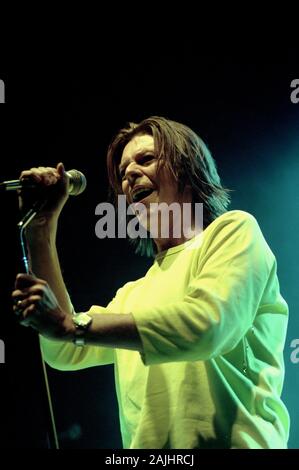 Milano, 04 dicembre 1999, concerto dal vivo di David Bowie all'Alcatraz : Il Cantante David Bowie durante il concerto Foto Stock