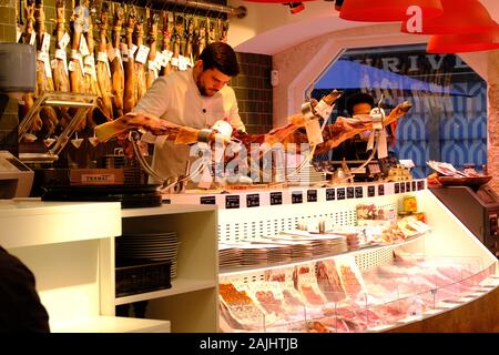 Scelta di tapas, Pram di alta qualità, tapas, Lisbona, Portogallo, clienti, Shopping, cucina, Gastronomia, Carving, servire, cibo, Europa, Bar, Delicatesse. Foto Stock