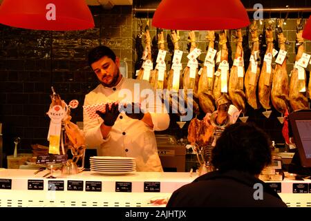 Scelta di tapas, Pram di alta qualità, tapas, Lisbona, Portogallo, clienti, Shopping, cucina, Gastronomia, Carving, servire, cibo, Europa, Bar, Delicatesse. Foto Stock