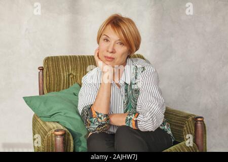 Bella donna di mezza età con zenzero breve ritratto dei capelli Foto Stock