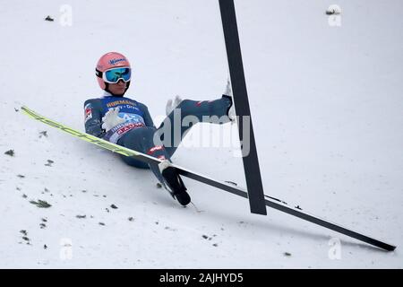 Innsbruck, Austria. 04 gen, 2020. Sci nordico/ski jumping World Cup, torneo delle quattro colline, Big Hill, uomini, secondo l'esecuzione. Daniel Huber, ski ponticello da Austria, si blocca sul pianerottolo. Credito: Daniel Karmann/dpa/Alamy Live News Foto Stock